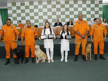 Cerimônia em homenagem aos militares e cães de salvamento do CBM