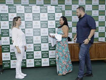 Calouros do curso de Medicina e seus familiares participam da cerimônia do Jaleco