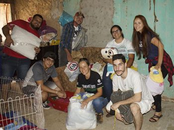 Alunos de Medicina Veterinária entregam doações arrecadadas na Campanha do Agasalho