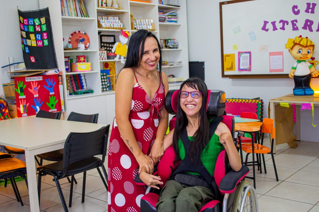 Para acompanhar a filha com paralisia cerebral, Cleideleia, de 47 anos, decidiu cursar Pedagogia junto com a jovem 