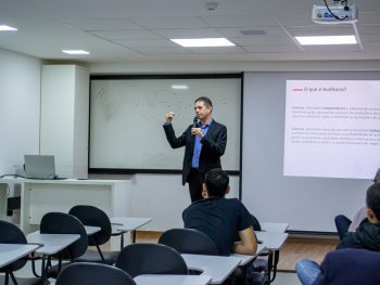 Aconteceu: Curso de Administração realiza palestra sobre Auditoria Empresarial