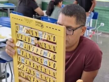 Imagem de um estudante fazendo uma atividades com objetos lúdicos em sala de aula para ilustrar matéria sobre a metodologia da computação desplugada