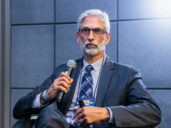 Professor e egressos do UNICEPLAC lançam livro sobre tributação, finanças e regulação
