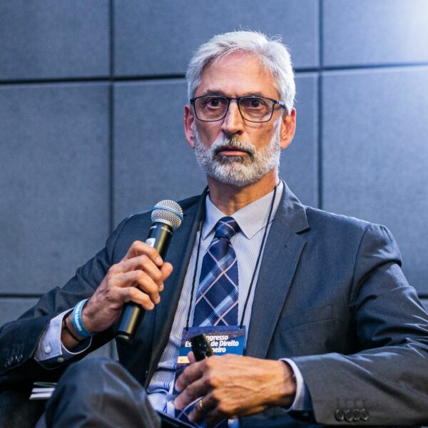 Professor e egressos do UNICEPLAC lançam livro sobre tributação, finanças e regulação