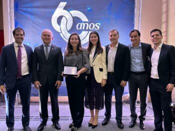 Dr. Apparecido é homenageado pelo CRO-DF por contribuição ao ensino em Odontologia
